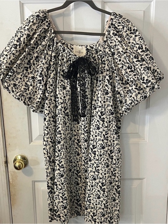 Umgee Dresses & Skirts - Umgee Black and White Floral Blouse with Lace Detail